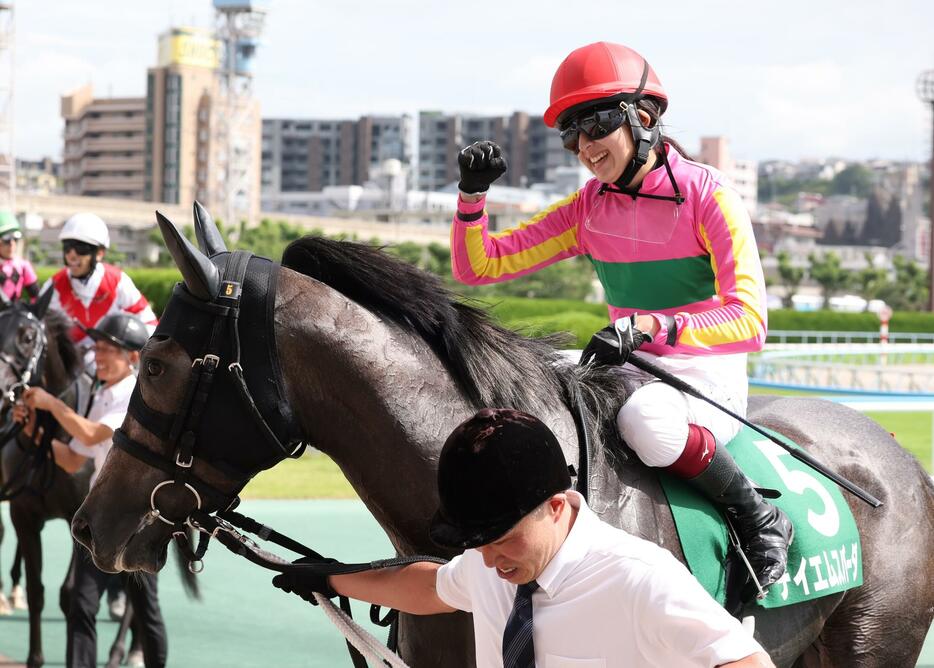 今年3月にデビューした18歳の今村聖奈騎手が2番人気のテイエムスパーダに騎乗して重賞レースのCBC賞を制した。重賞初騎乗初Vは女性騎手として史上初（東京スポーツ/アフロ）