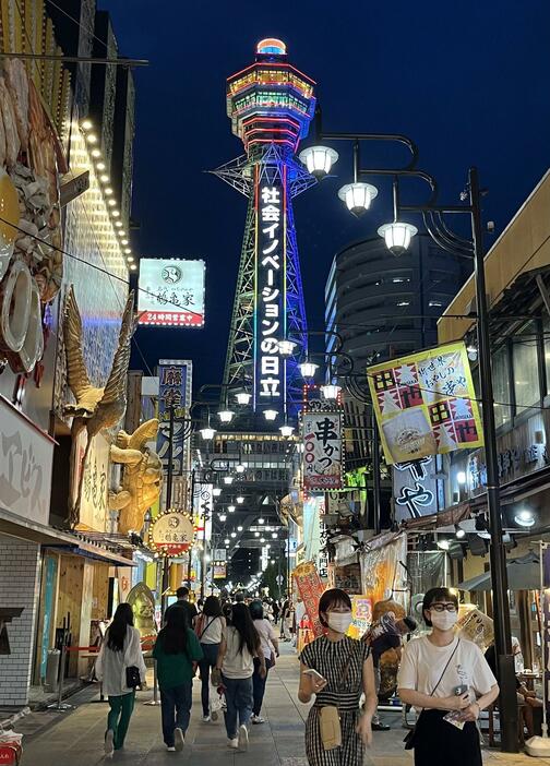 ［写真］新世界も人出が戻ってきた＝3日午後7時50分ごろ、大阪市浪速区で