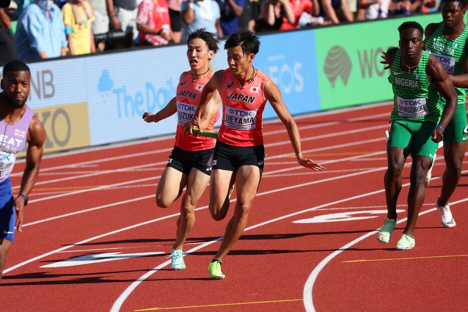 オレゴン世界陸上の4×100mリレーで2走・鈴木涼太(左）と3走・上山紘輝（右）の間でバトンミスが起き、失格で予選敗退となった（写真：長田洋平/アフロスポーツ）