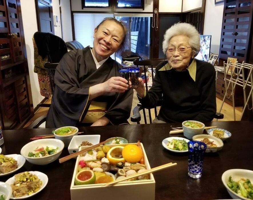 母とお酒を飲む柴田理恵さん