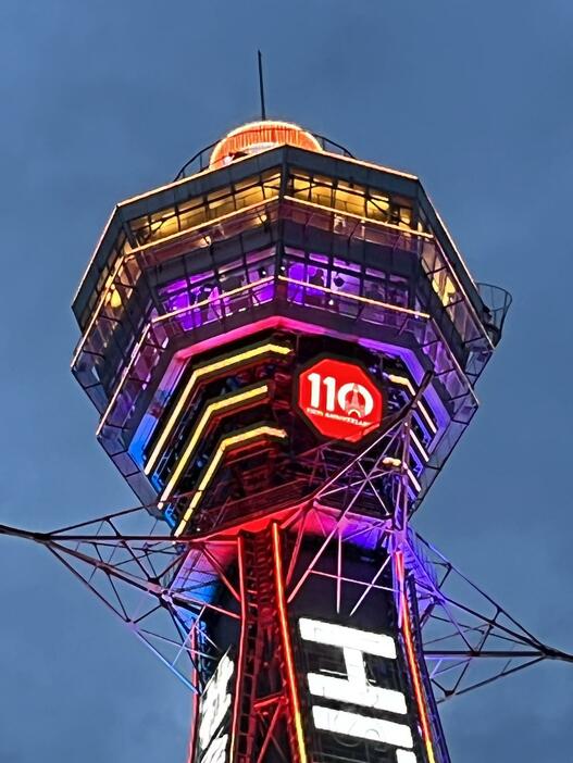 110周年のLEDビジョンが目立つ