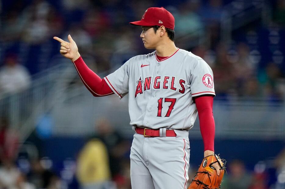 大谷翔平は、投げては7回10奪三振、打っては決勝2点タイムリーの二刀流の活躍でチームの連敗を4でストップ（写真・AP/アフロ）