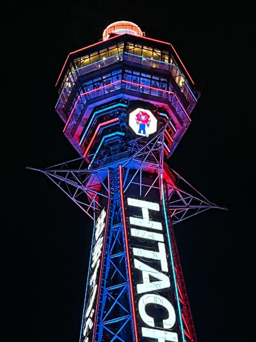 大阪を代表する観光スポットの通天閣（大阪市浪速区）は22日夜、「2025年大阪・関西万博」の機運を盛り上げようと、同万博のイメージカラーである赤色と青色を使ったネオン点灯を開始した。この点灯は31日まで行われる＝22日夜、大阪市浪速区で