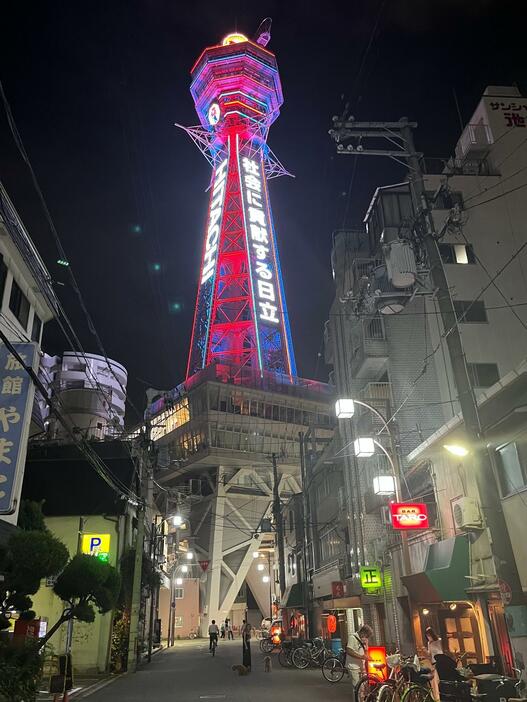 北側から通天閣をのぞむ