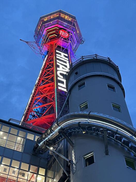 ［写真］タワースライダーと通天閣＝3日夜、大阪市浪速区で