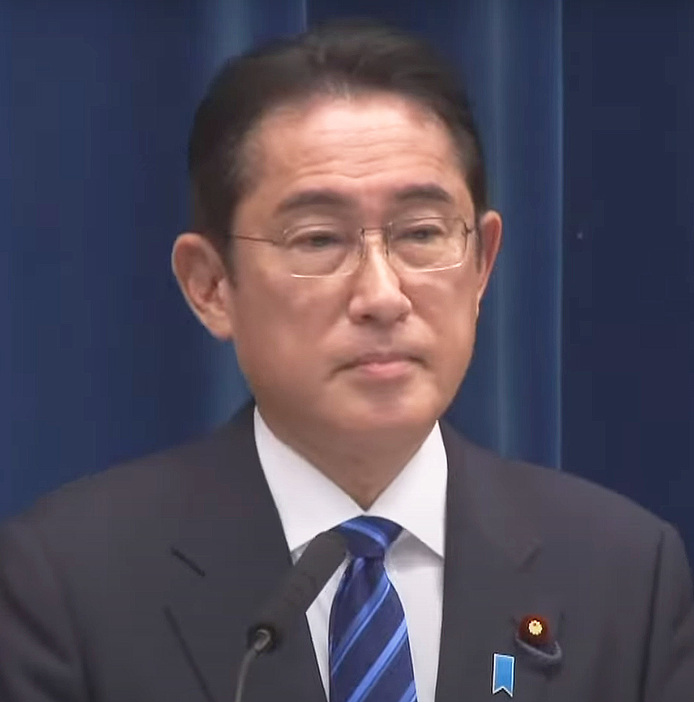 次の質問を待つ岸田首相