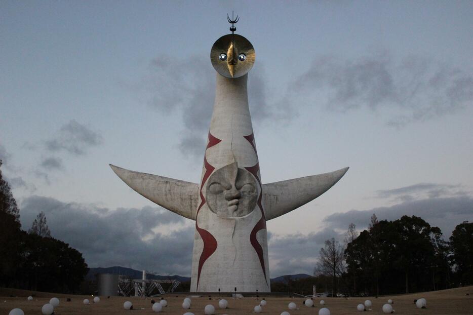 日の入り前に撮影した太陽の塔