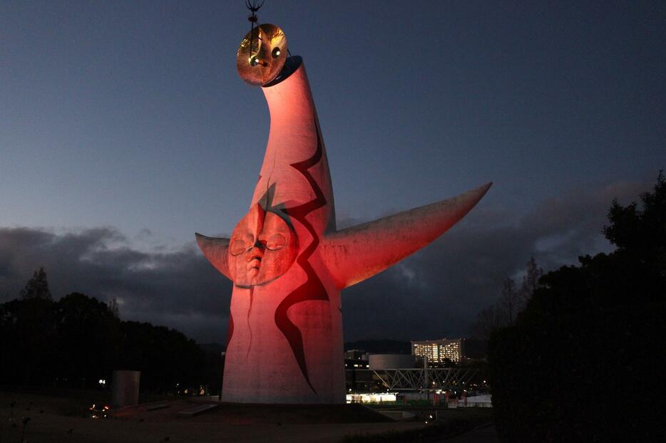 大阪府は26日午後、感染状況を伝える独自基準「大阪モデル」を、警戒を示す「黄色」から非常事態を示す「赤色」に引き上げた。これに伴い、大阪府吹田市の万博記念公園では「太陽の塔」が赤色にライトアップされ、府民に非常事態であることを周知した。