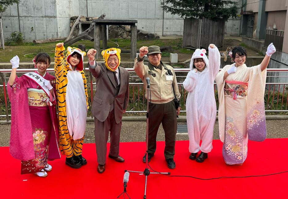 ［写真］青空のもと野外で行われた通天閣・干支の引き継ぎ式