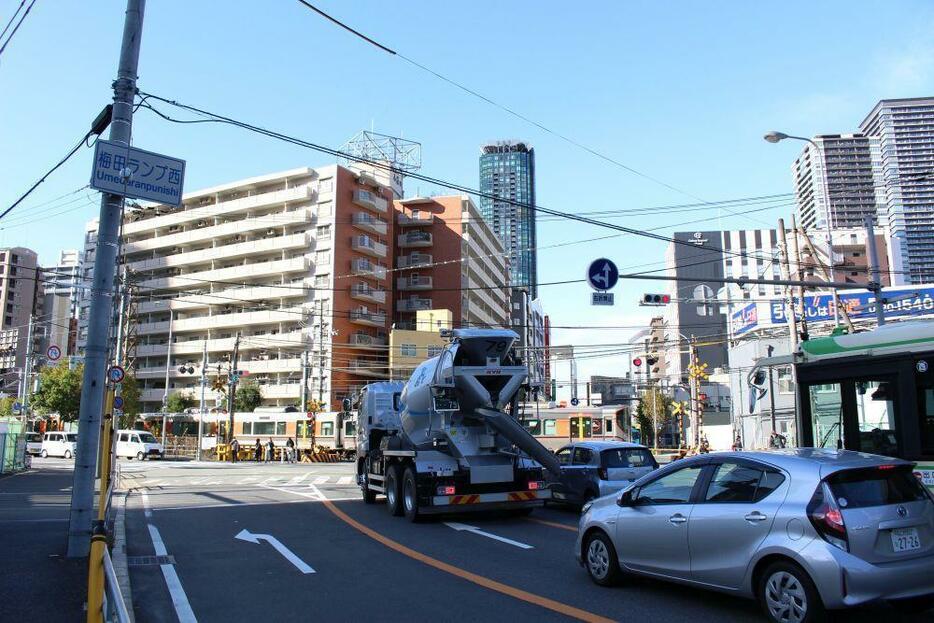 ［写真］梅田ランプ西交差点付近にあるJR東海道線支線の踏切。支線の地下化に伴い撤去される予定（撮影：具志堅浩二）