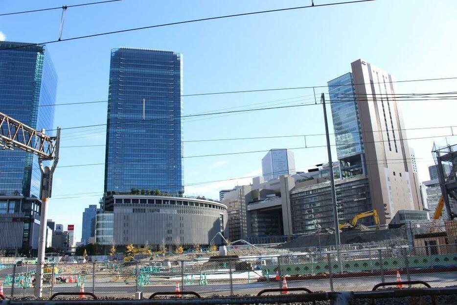 ［写真］うめきた2期工事現場。手前はJR東海道線支線、左奥の超高層ビルはグランフロント大阪（撮影：具志堅浩二）