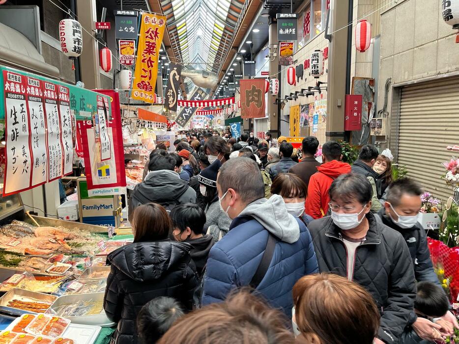 カニなどの食材が多く並ぶ黒門市場＝31日正午、大阪市中央区で