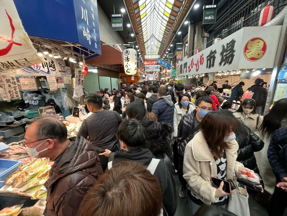 ［写真］多くの人でにぎわう黒門市場＝31日正午、大阪市中央区で