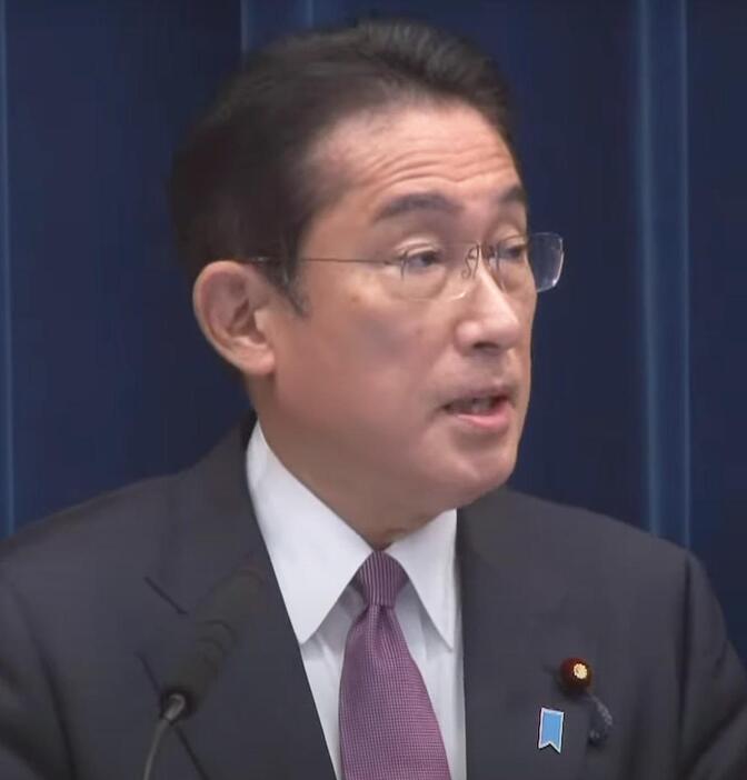 会見を始める岸田首相