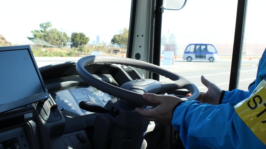 ［写真］ポンチョ内の運転席。運転手は乗っているがハンドルは操作していない（撮影：具志堅浩二）