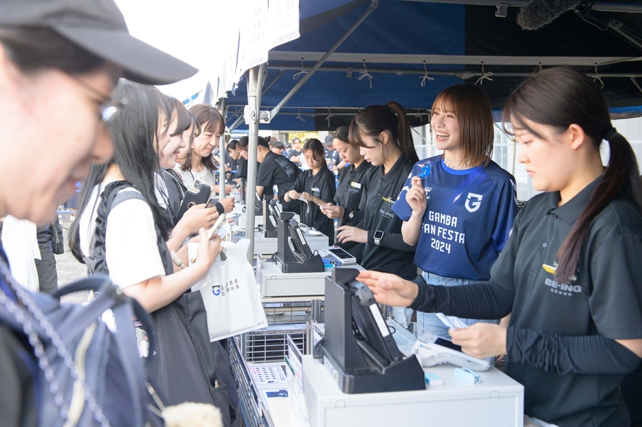 GAMBA FAN FESTAでコラボキーホルダーを販売するNMB48小嶋花梨さん。発売された200個が完売した