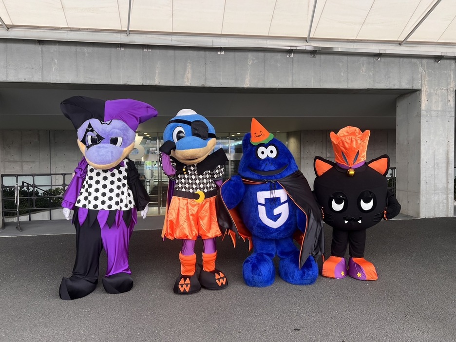 川崎フロンターレのマスコット・ふろん太らとハロウィンのコスプレをするモフレム