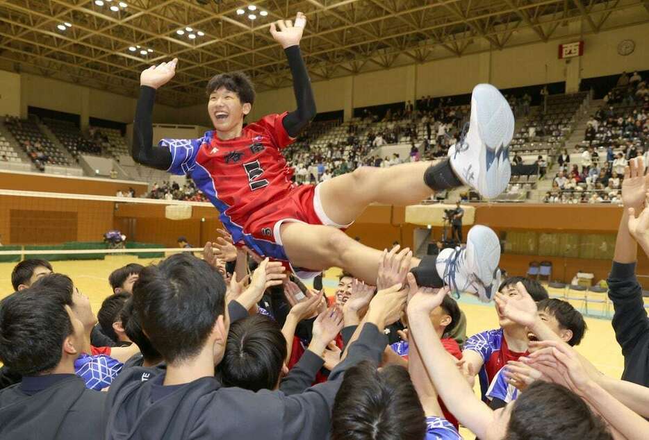 胴上げされる洛南の中上＝16日、京都市北区の島津アリーナ京都（渡辺大樹撮影）