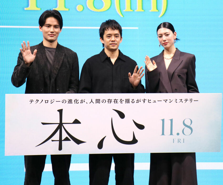 映画「本心」仮想空間トークイベントに出席した(左から)水上恒司、池松壮亮、三吉彩花