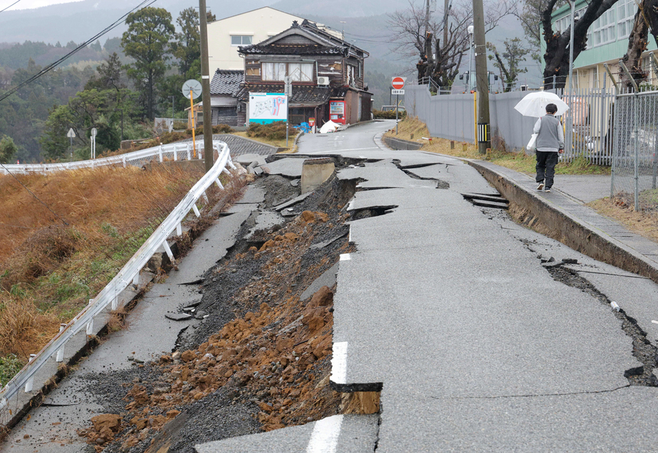 能登半島地震の影響で崩れた道路＝１月１８日、石川県輪島市