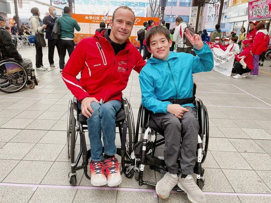 大分国際車いすマラソンで交流を深めあった和氣さん（右）とマルセル選手（提供写真）