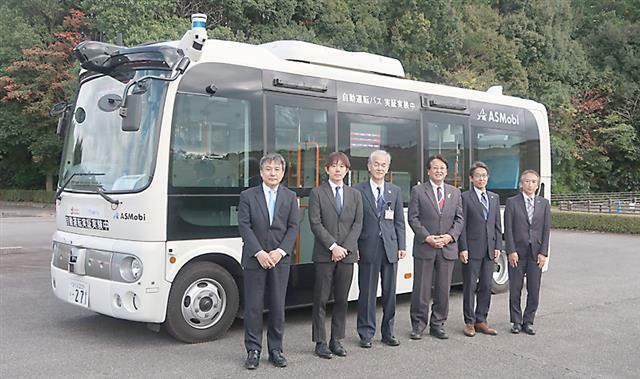 内田市長（右から３人目）らが無人運転バスに試乗