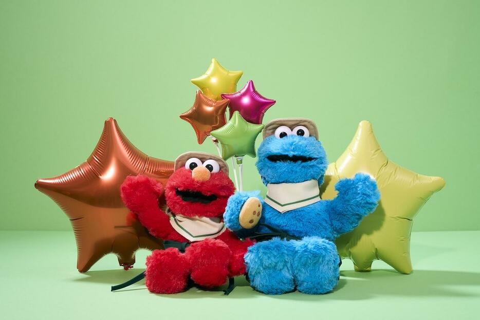 「1st Anniversary ユニフォームコスチューム ポーズぬいぐるみ」TM and （C） 2024 Sesame Workshop（写真提供＝マッシュホールディングス）