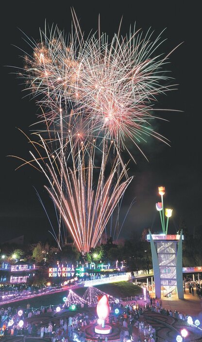 イルミネーションやチューリップタワーの上空を彩った花火＝砺波チューリップ公園（多重露光）