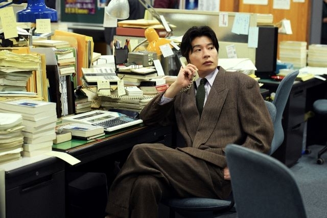 のん主演映画『私にふさわしいホテル』、俳優・田中圭の魅力とは一体？　監督の求める昭和の男を体現した場面写真公開