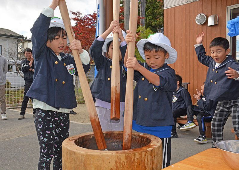 声援を受けながら千本きねで餅をつく龍澤寺こども園の年長児