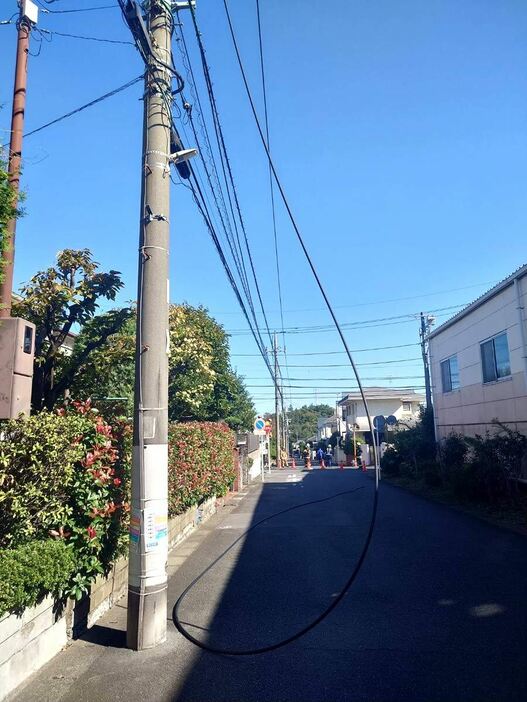 停電の原因となったとみられる切れた電線＝７日午前１１時半ごろ、川崎市宮前区宮崎