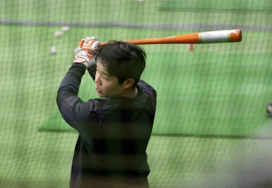 打撃練習をする佐々木俊輔（カメラ・小林　泰斗）