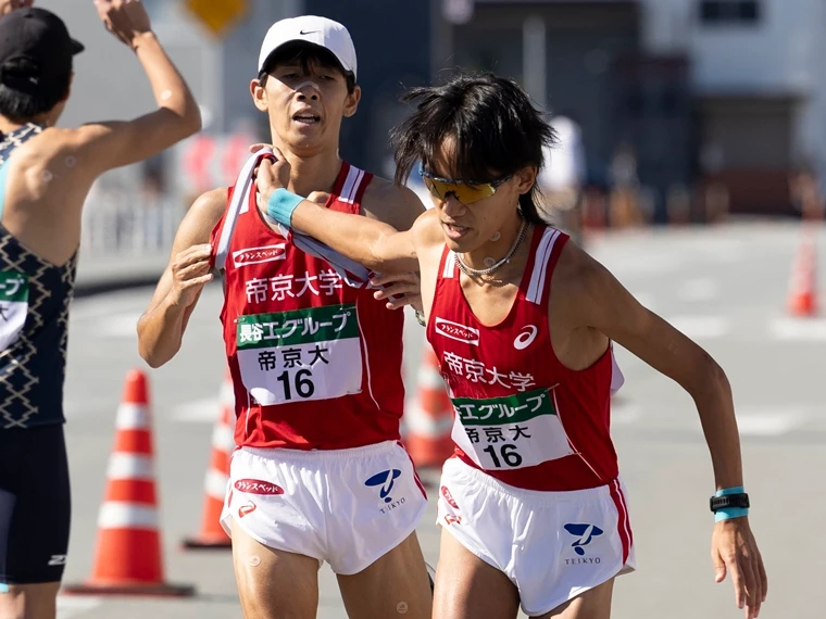 帝京大のアンカーの小林大晟（右）は8位でゴールし、4年ぶりのシードを獲得した（撮影・佐伯航平）