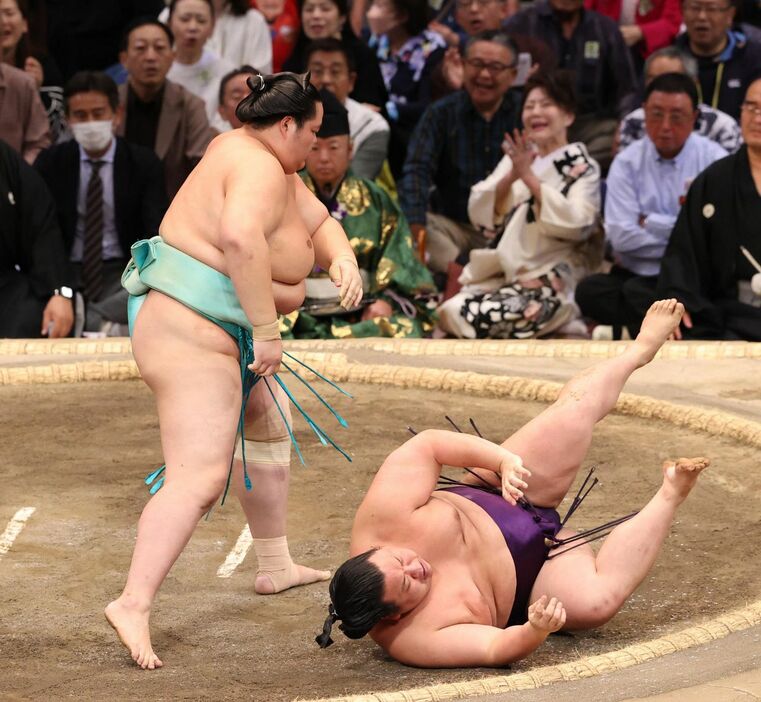 琴桜（左）は上手捻りで美ノ海を下す（撮影・栗木一考）