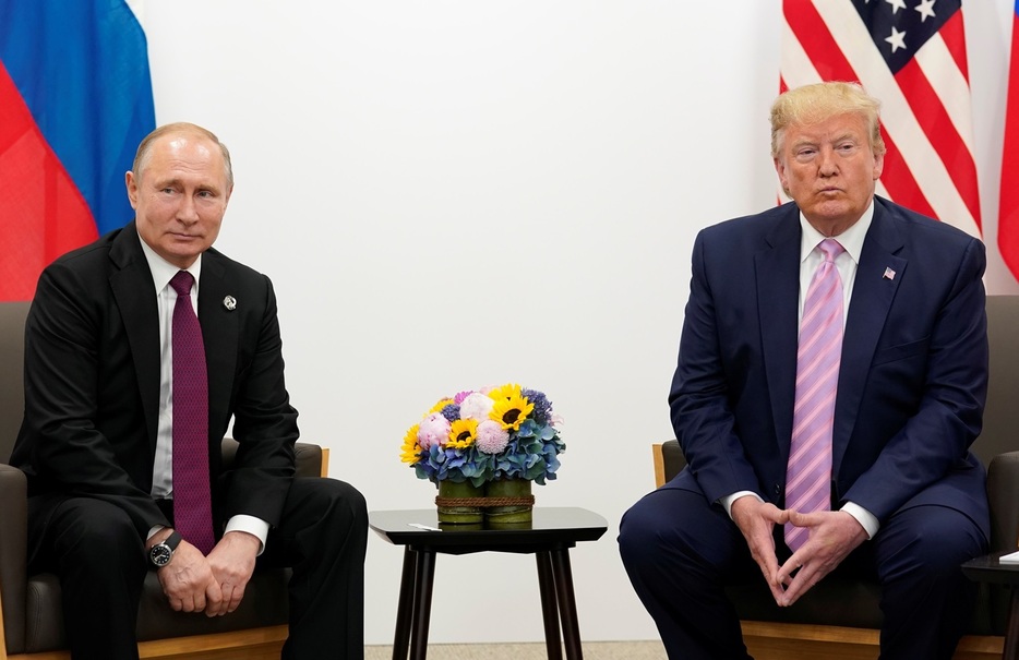 トランプ氏（右）が米大統領に就くことに、ロシアのプーチン大統領はどう見ているのか（2019年６月、ロイター/アフロ）