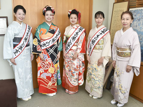 【入賞を喜ぶ（左から）永島さん、櫛引さん、杉浦さん、伊藤さんと竹内運営委員長＝津市本町の伊勢新聞社で】