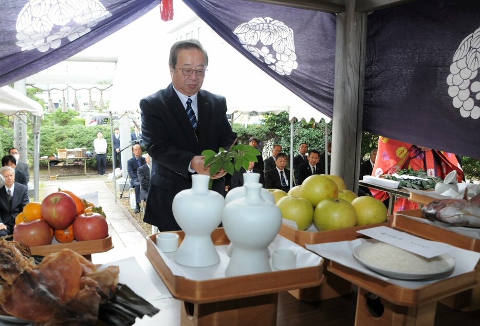 玉串をささげる上本武代表理事＝１９日、鳥取市湖山町東５丁目の木乃実神社