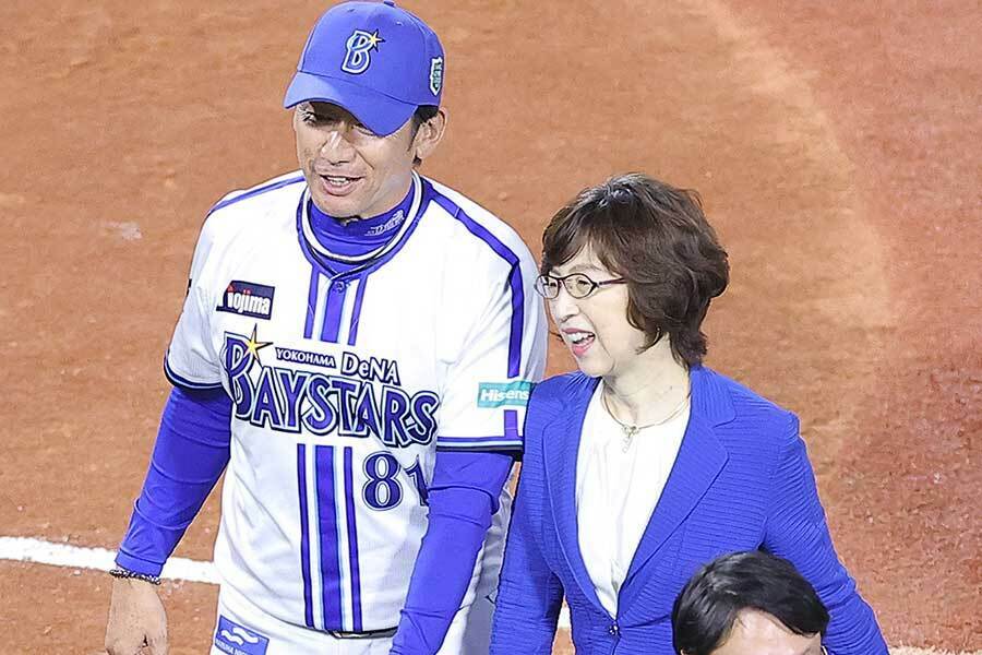 DeNA・三浦大輔監督（左）と南場智子オーナー【写真提供：産経新聞社】