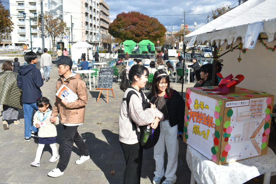 来場者同士やスタッフと気軽に会話する工夫がさまざまあり、にぎわいを見せたプレ大門学生祭