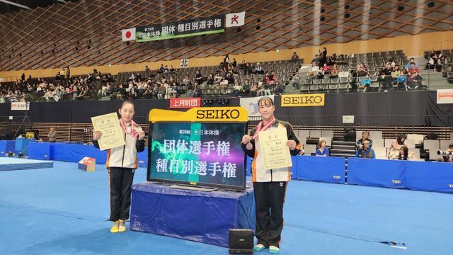 （表彰台を獲得した鯖江高校生2人＝女子段違い平行棒・江口選手㊧、女子ゆか・田口選手㊨）