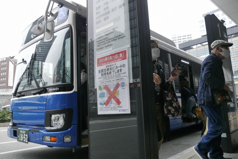 全国交通系ICカード利用終了のお知らせが貼り出されたJR熊本駅前のバス乗り場＝熊本市西区で2024年11月16日午前11時44分、中村敦茂撮影