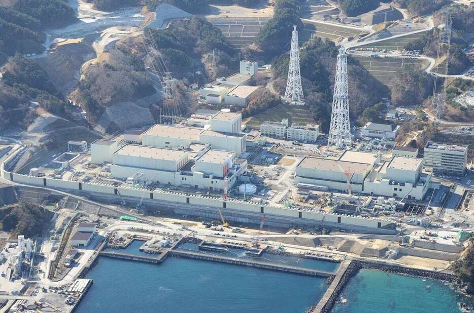 東北電力女川原発。左手前（海側）から2号機、1号機（山側）右は3号機＝宮城県女川町（本社ヘリから、納冨康撮影）