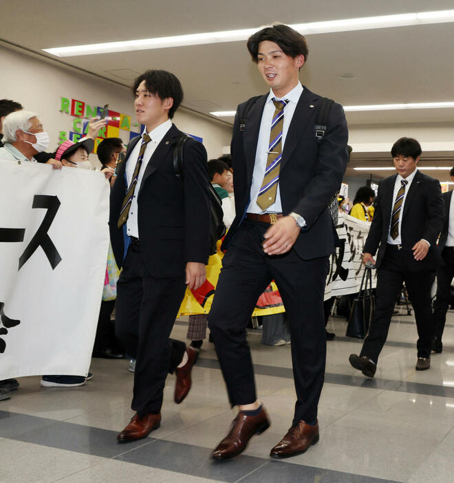 秋季キャンプを前に空路高知入りした左から富田と井上（撮影・加藤哉）