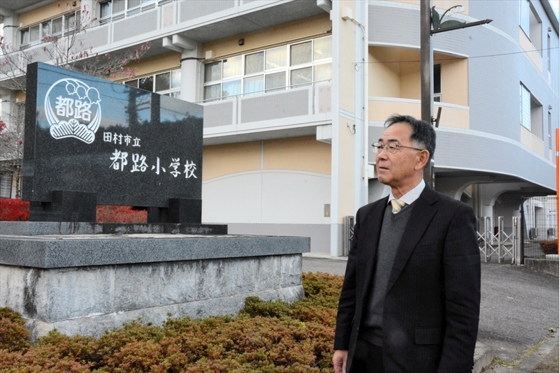 震災と原発事故からの教育再生の道のりを振り返る根内さん。後方は旧古道（現都路）小の校舎