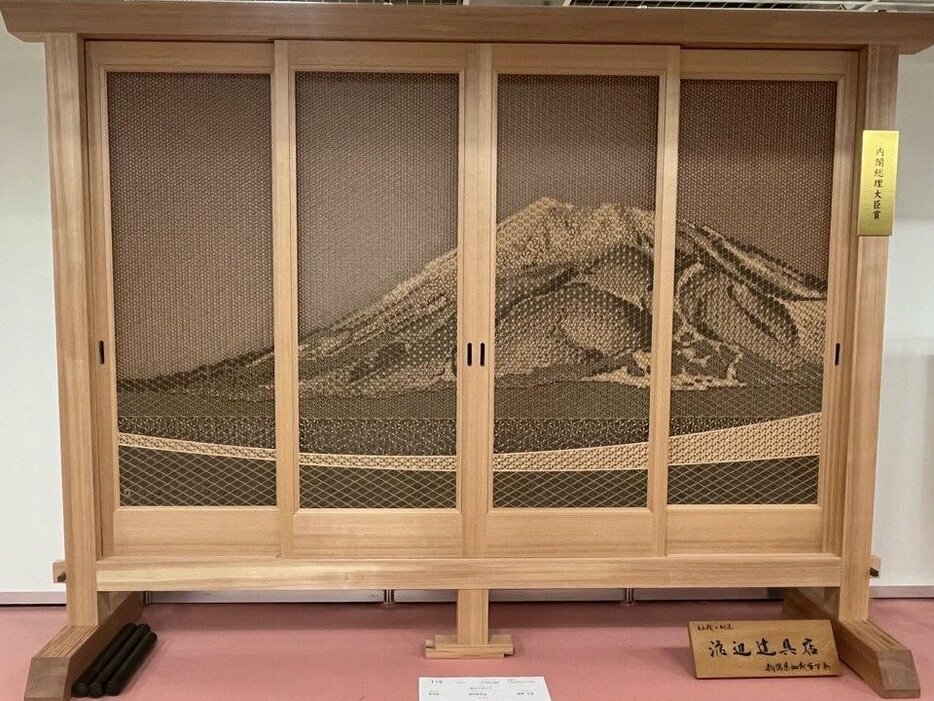 第５５回全国建具展示会で内閣総理大臣賞に選ばれた作品＝東京都台東区