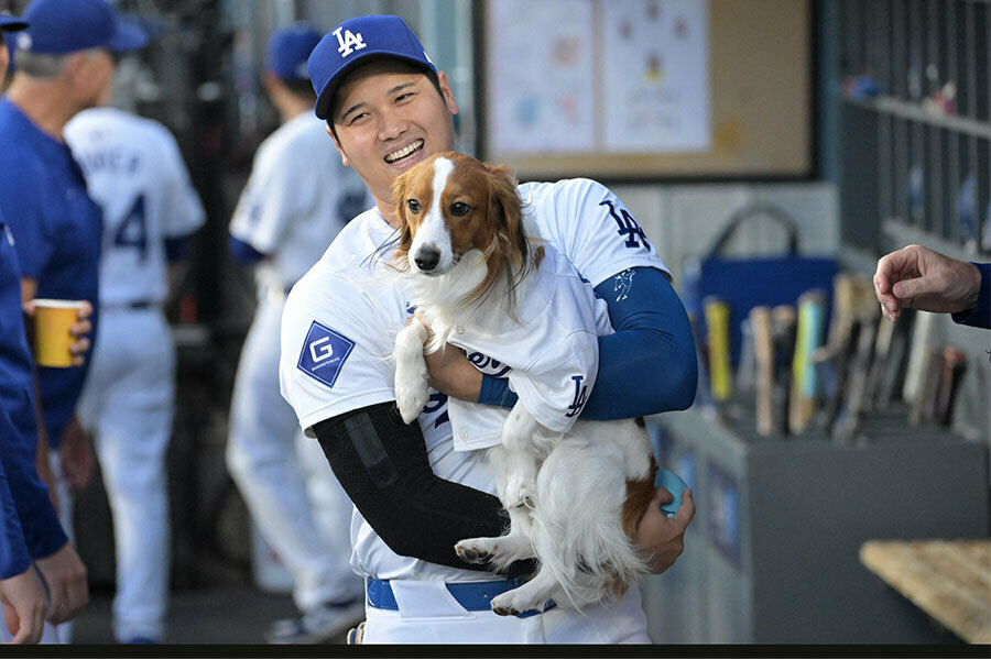 ドジャース・大谷翔平と愛犬デコピン【写真：ロイター】