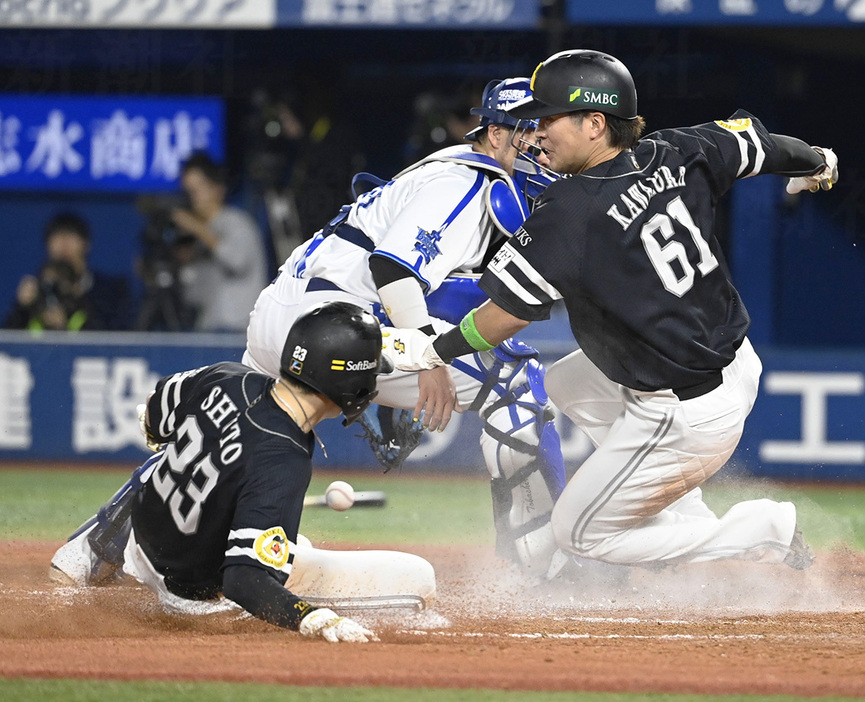 あわや一塁走者・周東佑京が二塁走者・川村友斗を追い抜くところだった（10月26日の日本シリーズ第1戦）