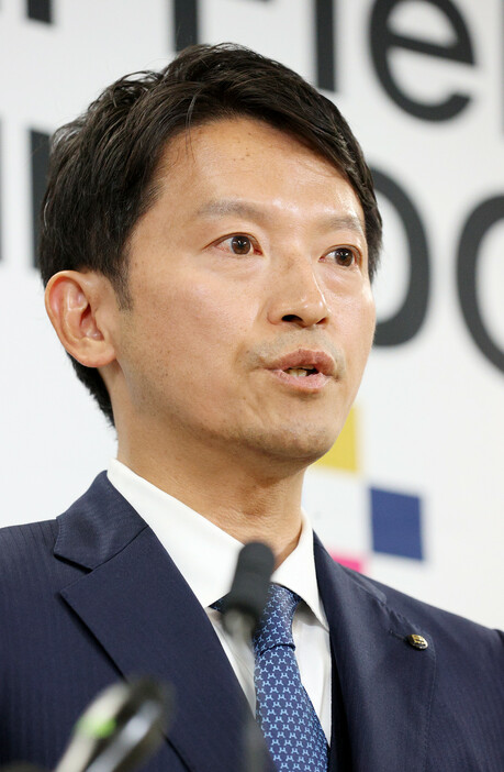 就任記者会見する斎藤元彦兵庫県知事。２期目の県政運営に関し「謙虚な心を抱いて、職員と頑張りたい」と語った＝１９日午後、神戸市中央区