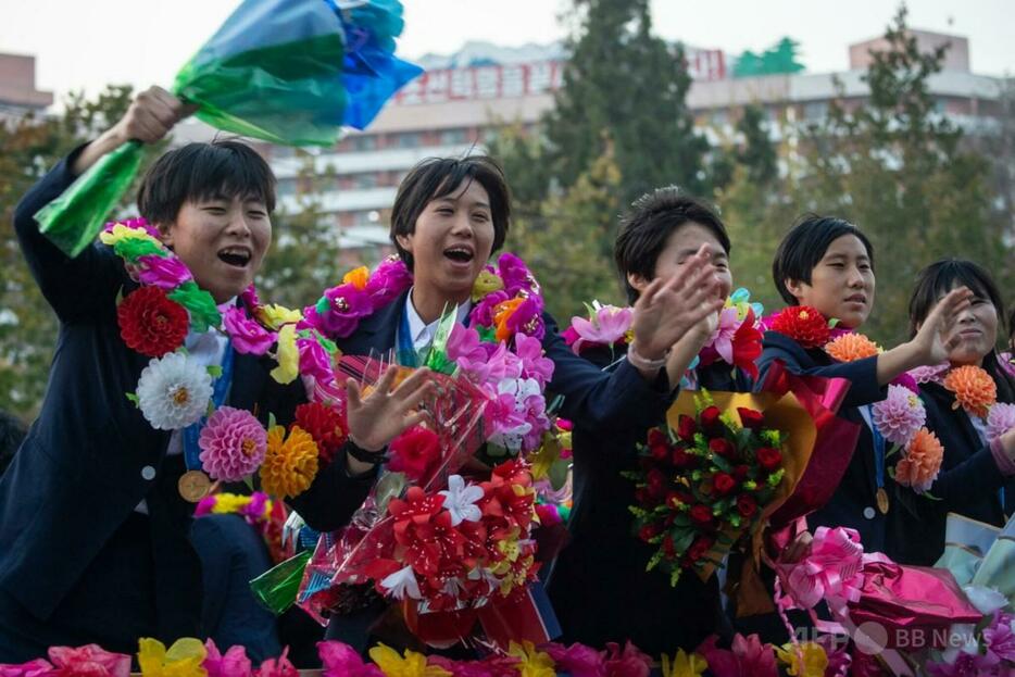 サッカーU-17女子W杯を制し、平壌でパレードを行う北朝鮮の選手（2024年11月10日撮影）。【翻訳編集】 AFPBB News