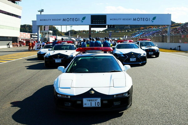 2022年のSUPER GTで、モビリティリゾートもてぎのサーキットに並んだ栃木県警のパトカーたち。先頭はホンダ「NSX」（画像：HRC）。